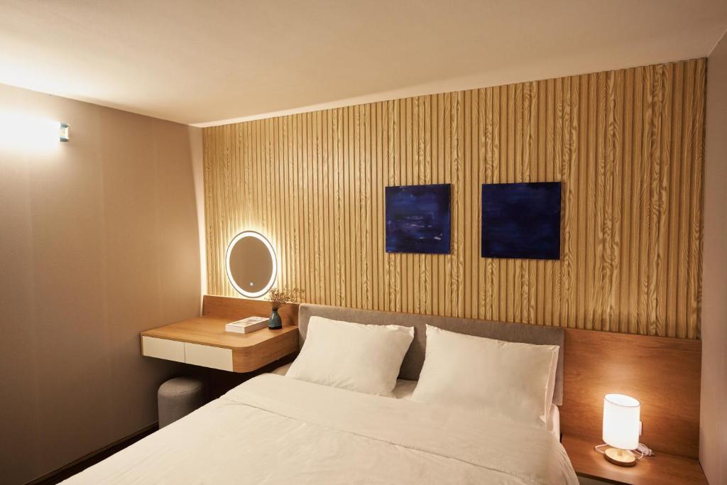 Private saving room for a solo traveller in Nightmarket, Hanoi – Hanoi